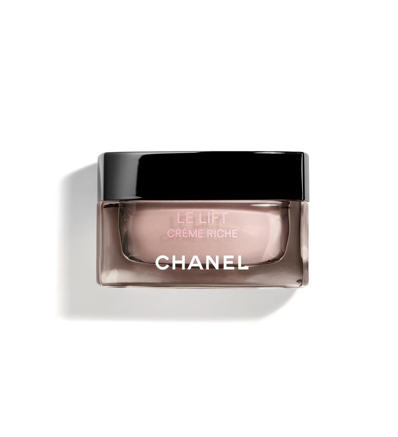 Esta crema alisadora eleva los rasgos gracias a su concentrado botánico de alfalfa, una planta rica en minerales, oligoelementos, vitaminas y aminoácidos. El resultado es una piel más tonificada y con una textura más suave. Puedes elegirla en tres texturas distintas, más fresca y ligera, fundente, o cremosa y confortable.  Le Lift Crème Riche de Chanel  (120 €).