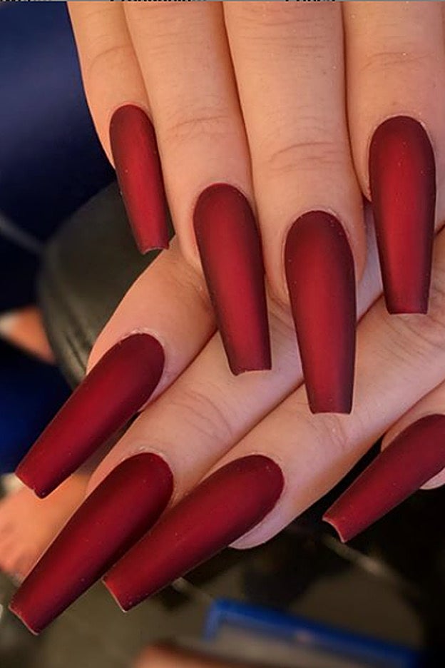 La impactante manicura de Khloé Kardashian con el acabado velvet chrome o cromado de terciopelo que está en tendencia.