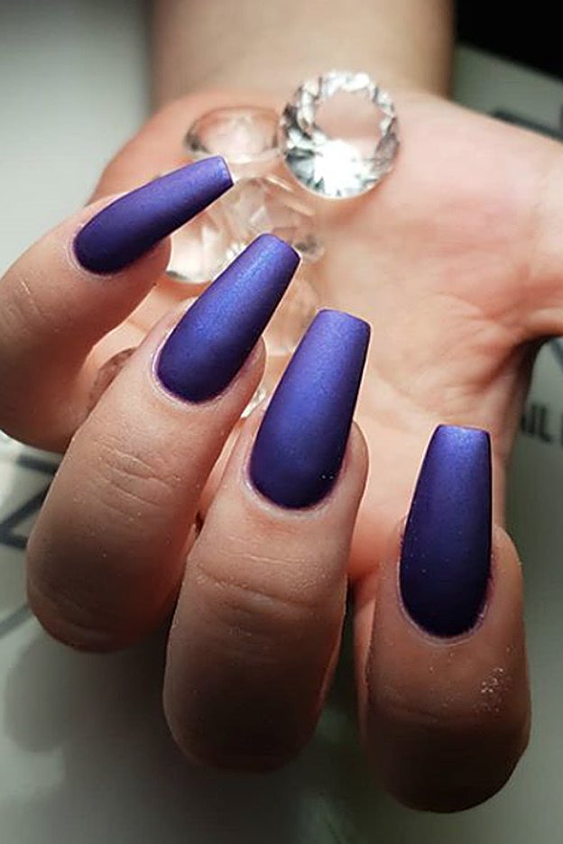 Una versión en morado del mismo acabado de manicura velvet chrome o cromado de terciopelo.