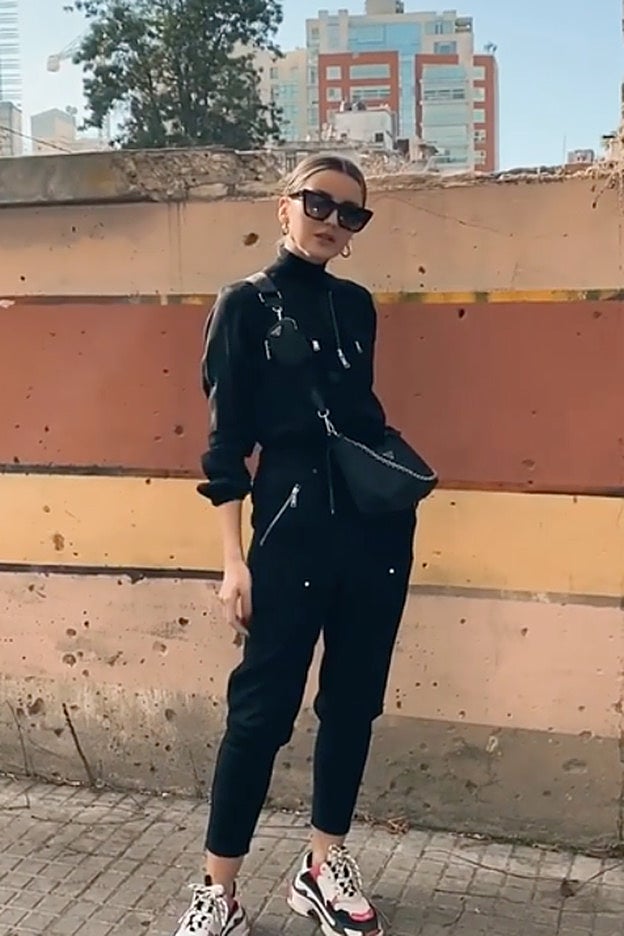 El mono utilitario que lleva Lovely Pepa es de Michael Kors.