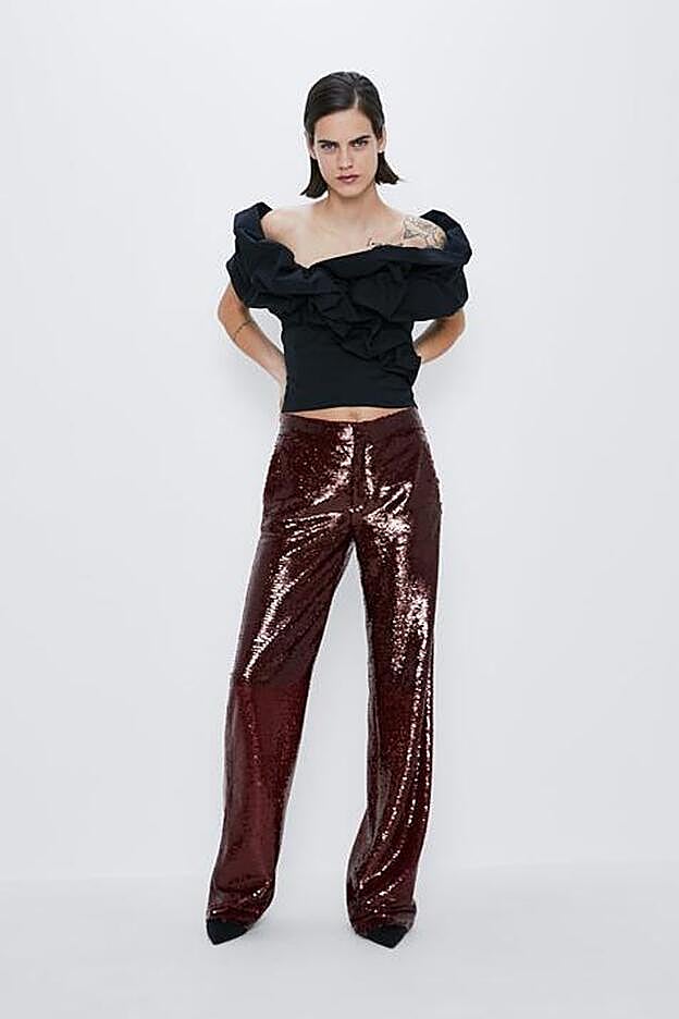 Una versión más intensa del pantalón rosa de María Fernández-Rubíes, en color burdeos.