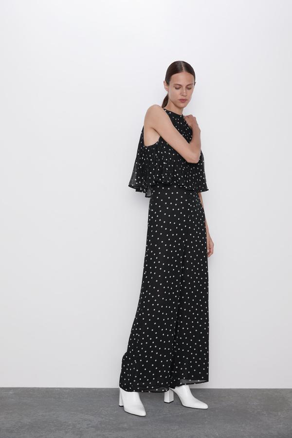 Lo mejor que tienen los monos es que no los tienen que combinar con nada, lucen por sí solor. Este tiene la parte de arriba plisada y solo tendrás que añadir un cinturón joya para conseguir el mejor look de Nochevieja. Son 19,99 euros.