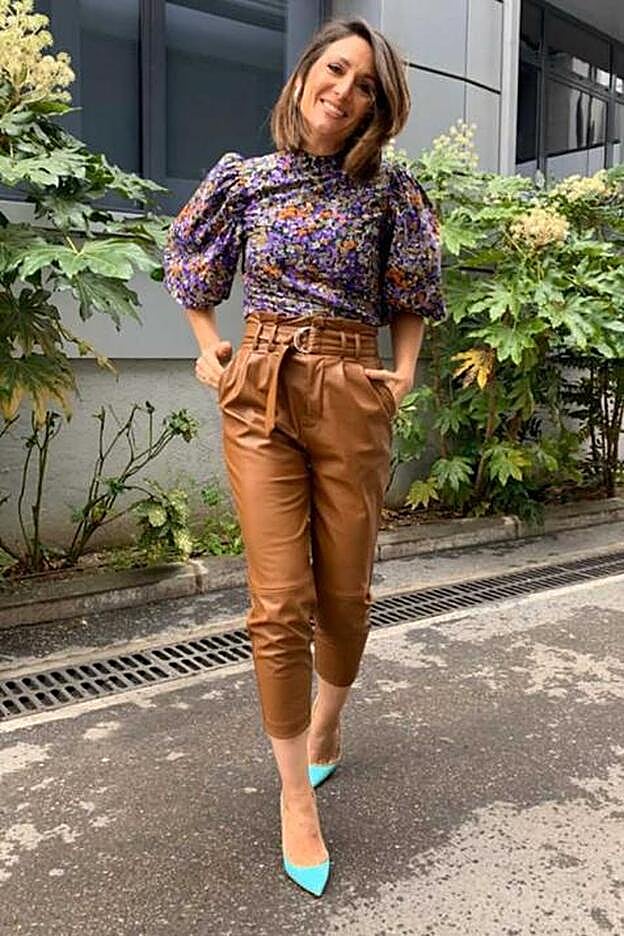 Nagore Robles con una blusa de flores y un pantalón efecto piel de Stradivarius.