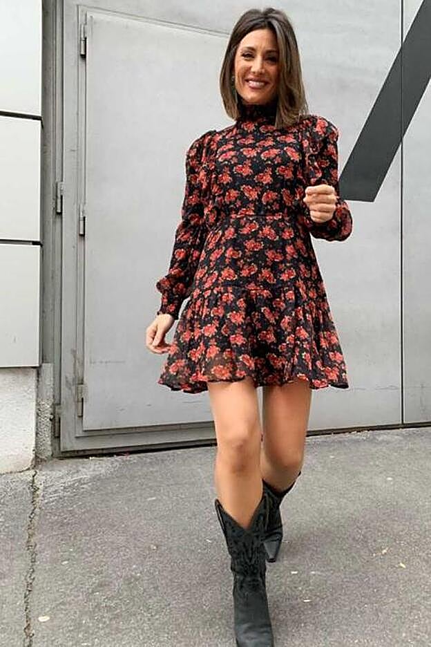 Nagore con un vestido de flores de Stradivarius.