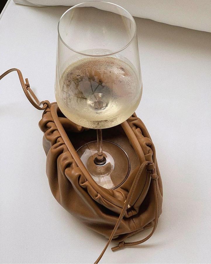 Todo empezó con la directora de moda Suzanne Koller subiendo una foto de un par de zapatos de Balenciaga dentro de su nuevo bolso The Pouch de Bottega Veneta. El hashtag #myhandbagatemyshoes hizo el resto.