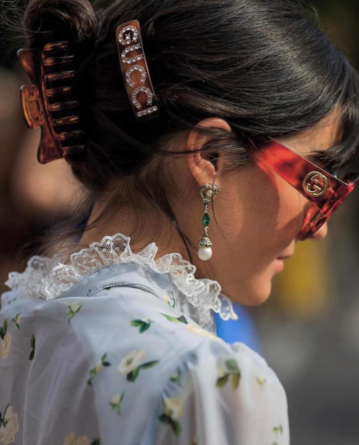 Ahora nos parece lejano, pero hubo un tiempo –marzo más o menos- en el que Instagram se llenó de pasadores de Gucci, ¿los recuerdas? Los de perlas también han vivido este año su mejor momento (y se resisten a abandonarnos).