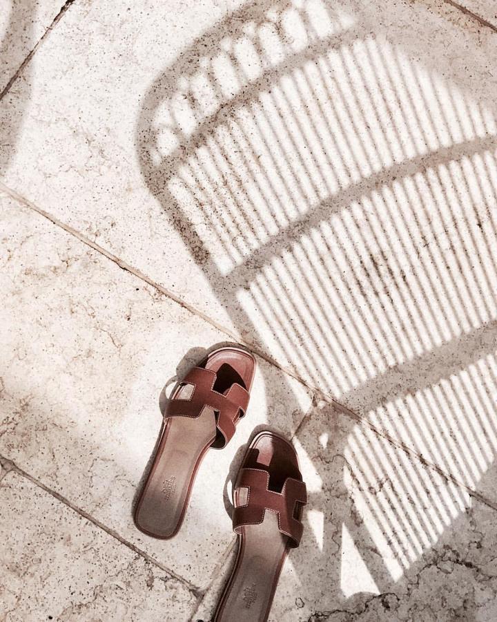 Las sandalias Oran de Hermès son todo un clásico de la firma, pero este año las hemos visto más que nunca; en blanco, en negro, en charol… Han sido, sin duda, las claras triunfadoras del verano.