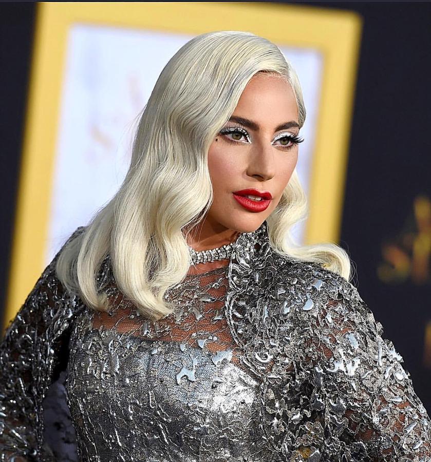 Si te has decantado por un look plateado o con brillos, el blanco puede ser tu mejor aliado a la hora de conseguir un look lleno de glamour, como Lady Gaga. Para copiar a la cantante solo tienes que aplicar la sombra desde el lagrimal hasta el final de la línea de pestañas con un grosor medio, fácil de conseguir con una sombra de ojos líquida.