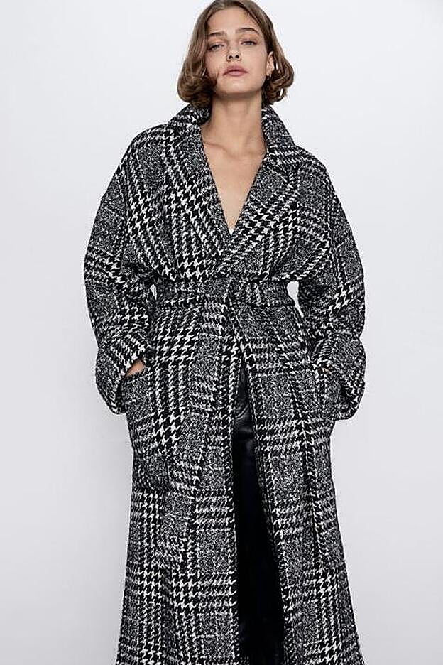 El toque que le da el cierre con cinturón está a la altura de pocos abrigos.