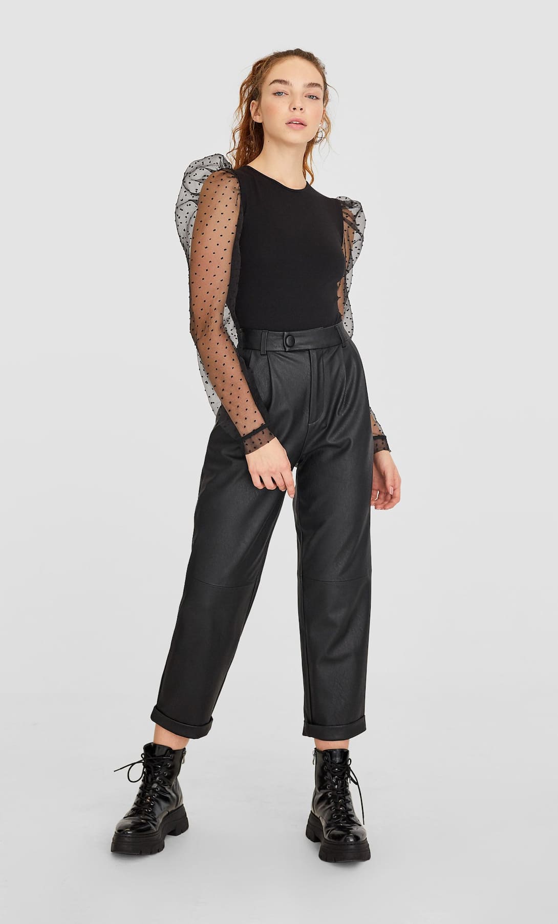 Apuesta por la organza con este body negro de mangas abullonadas y lunares. De Stradivarius. (19,99 euros).