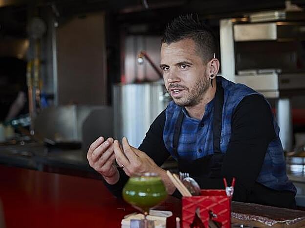 Dabiz Muñoz hace un 'collage' con los vestidos de las Campanadas de Cristina Pedroche con él como maniquí.