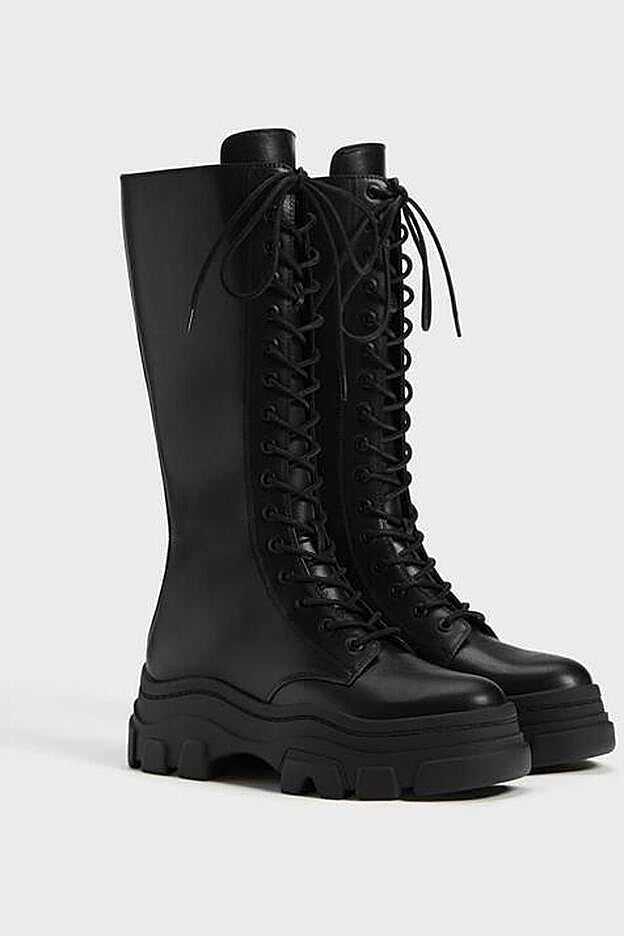 El clon barato de Bershka de las botas militares con suela track de Zara.