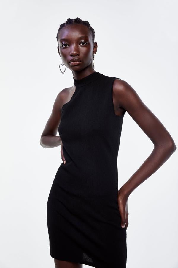 Si buscas un vestido que te solucione la noche de mañana, y muchos estilismos más, tu vestido es este mini cut out de Zara con cuello redondo y manga sisa. Un diseño perfecto para convertirlo en un vestido diferente con cada accesorio, tiene un precio de 25,95 euros.