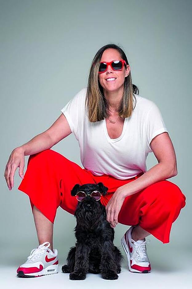 Amaya Valdemoro posa con Trece, su perro.