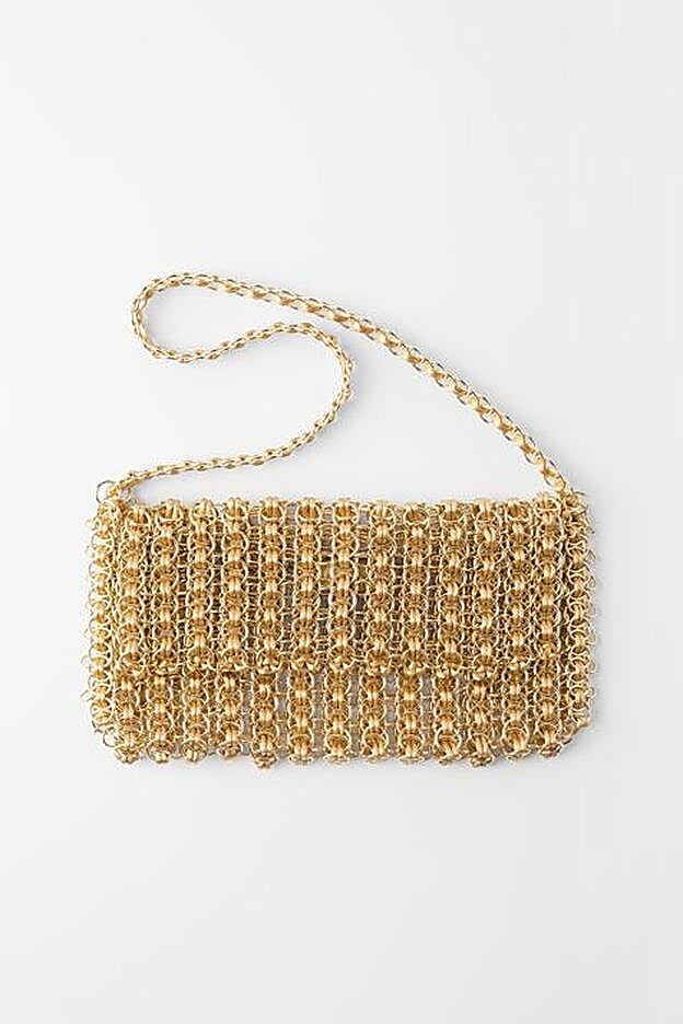 Bolso baguette malla metálica. (29,95 euros).