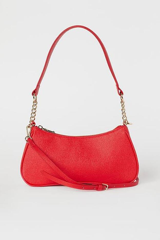 Bolso cremallera en tono rojo de H&M. (19,99 euros).