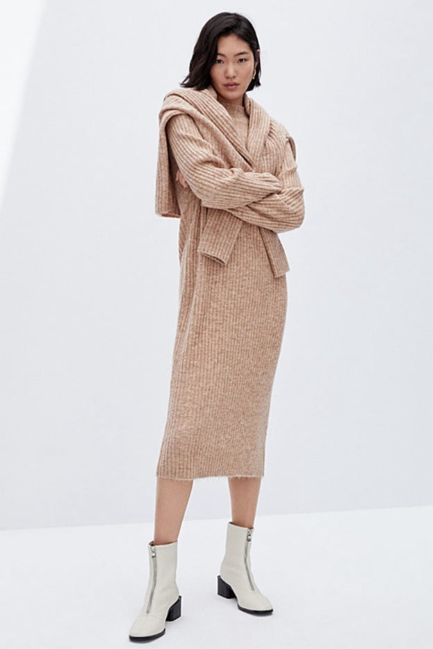 Vestido en punto de canalé color caramelo de Mango.