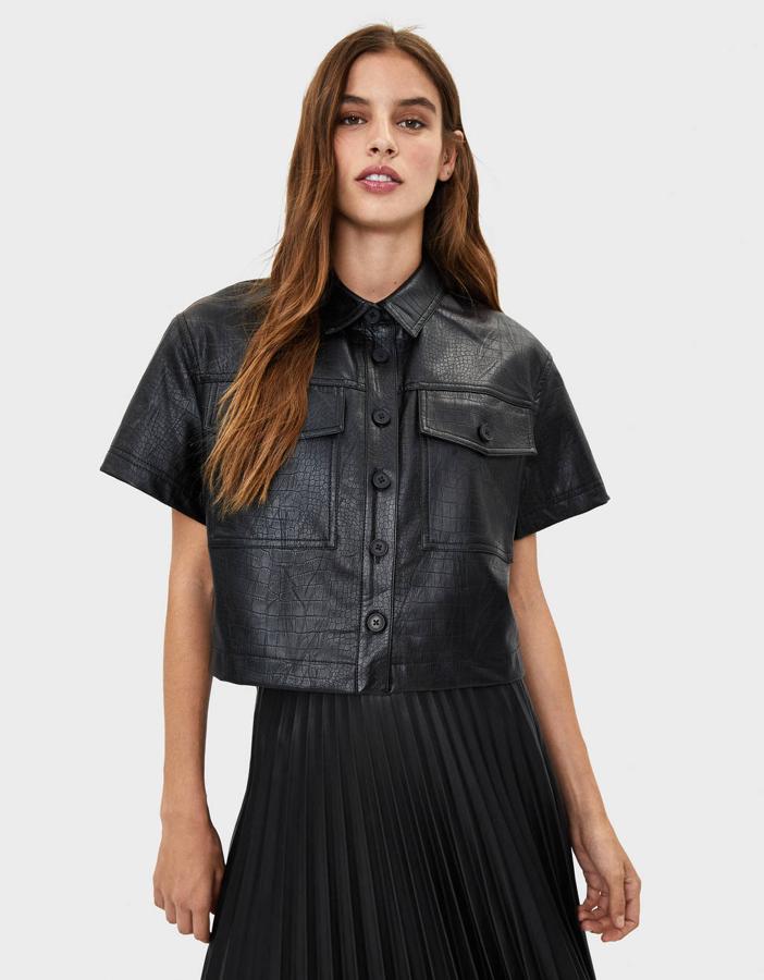 La expansión del efecto es tal que ya ha llegado a una de las prendas más innovadoras de la temporada, las sobrecamisas. Esta es de Bershka, tiene el diseño cropped y un precio de 22,99 euros. En la talla L se ha agotado ya.