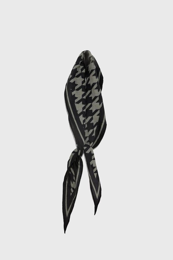 Si quieres hacer feliz a una fanática del estampado de moda no dudes en regalarle esta bandana de Zara con pata de gallo en color gris y negro. Tiene un precio de 12,95 euros y es el acompañante ideal para nuestros abrigos lisos en prácticamente cualquier color.