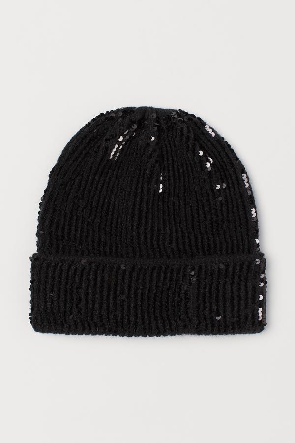 Por 9,99 euros en H&M puedes encontrar este gorro en punto de canalé suave con lentejuelas y vuelta cosida que es un buen detalle para pasar lo (mucho) que queda del invierno.