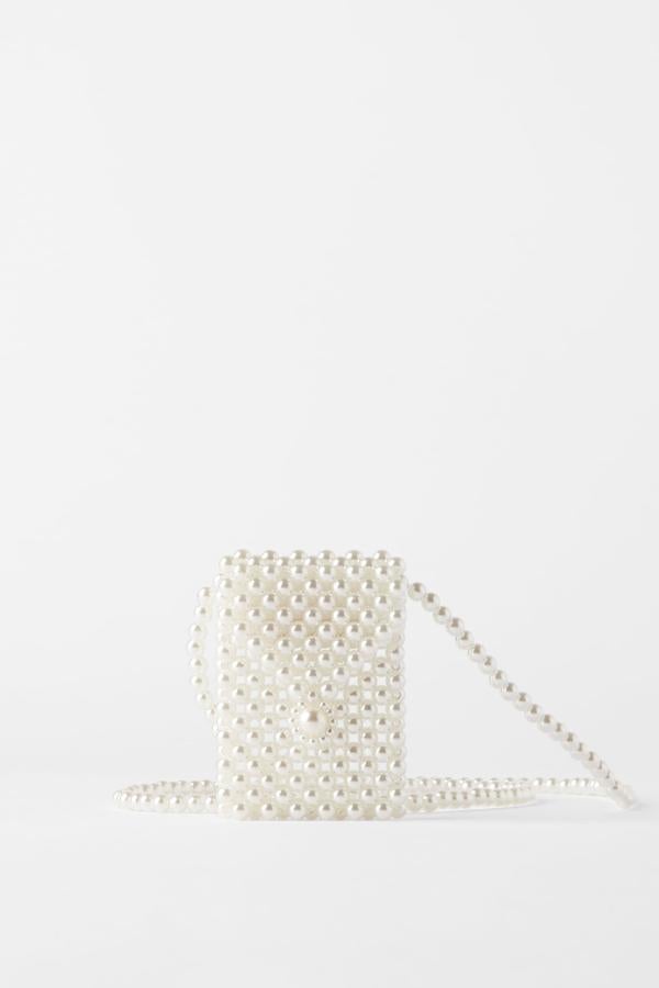 Otra propuesta para aquellas que les gusta ir a la última y cargar con poco esta minibandolera de perlas de Zara. Con asa en el mismo abalorio, cuesta 12,95 euros y tiene unas dimensiones de 10x7,5x2 cm.