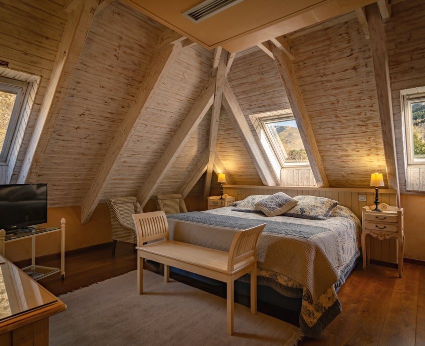 A tan solo 5 km de la estación de esquí de Baqueira se encuentra este remanso de paz. Entrar en una de sus 22 habitaciones es transportarse al corazón de Suiza. Casa Irene es el lugar perfecto para disfrutar de la montaña, descansar y deleitarse con la carta de su restaurante, un establecimiento con encanto y más de medio siglo de historia. Y además, tiene spa.