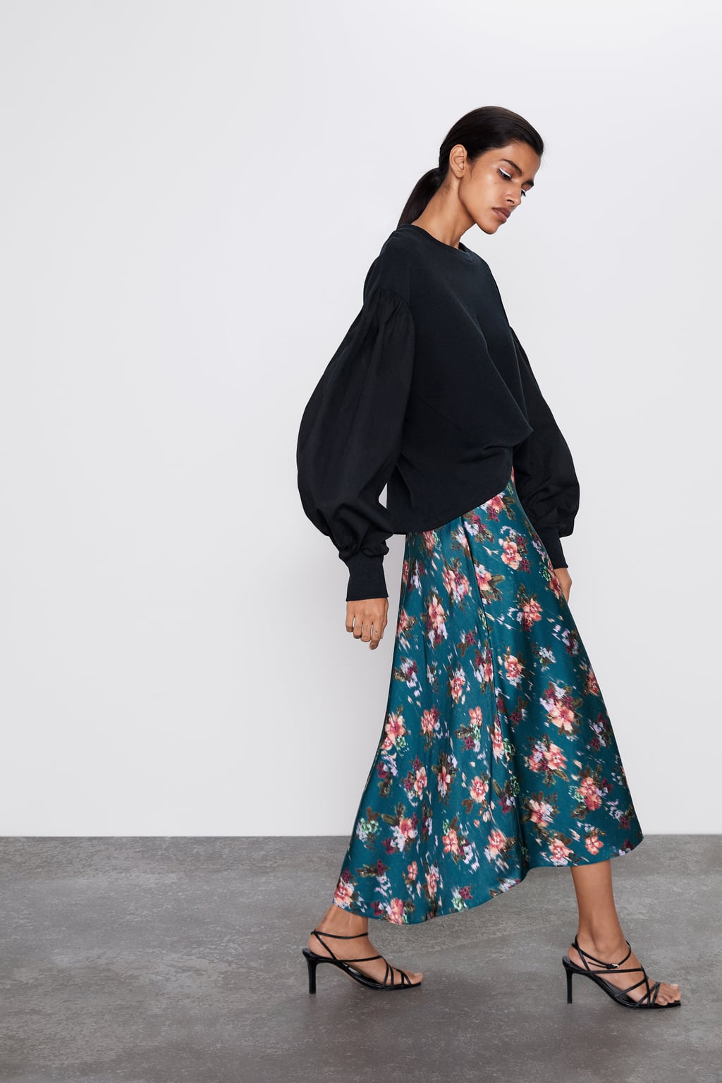 Si tienes unas cuantas midi en tu armario pero todas son lisas, este es buen momento para hacerse con una midi estampada de línea evasé como esta de Zara. Cuesta 29,95 euros y está disponible entre las tallas XS y L.