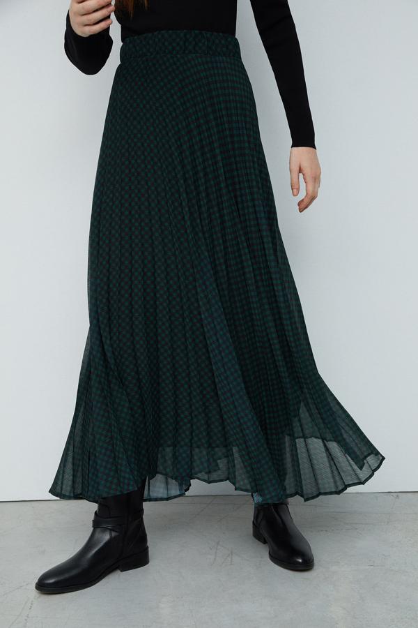 En Sfera podemos encontrar una midi de cuadros british muy apropiada para las amantes de la tendencia, pero hemos preferido quedarnos con esta plisada en verde botella con cuadros en azul marino. Para apreciar el espectacular estampado hace falta luz, pero no nos la perdemos. Cuesta 29,99 euros y está disponible en las tallas S y M.