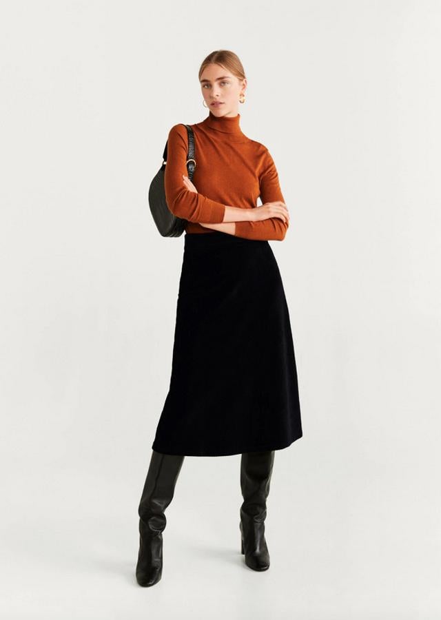 Otra de las apuestas de Mango por las faldas midi esz esta de pana en color negro perfecta para cualquier look de oficina en pleno invierno. Costaba 29,99 euros pero está rebajada y ahora puede ser tuya por 19,99 euros. Eso sí, solo queda en la talla XS, para el resto hay que apuntarse en la lista de espera.
