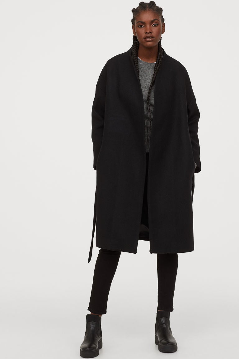 Abrigo negro de lana con cinturón de H&M. (99 euros).