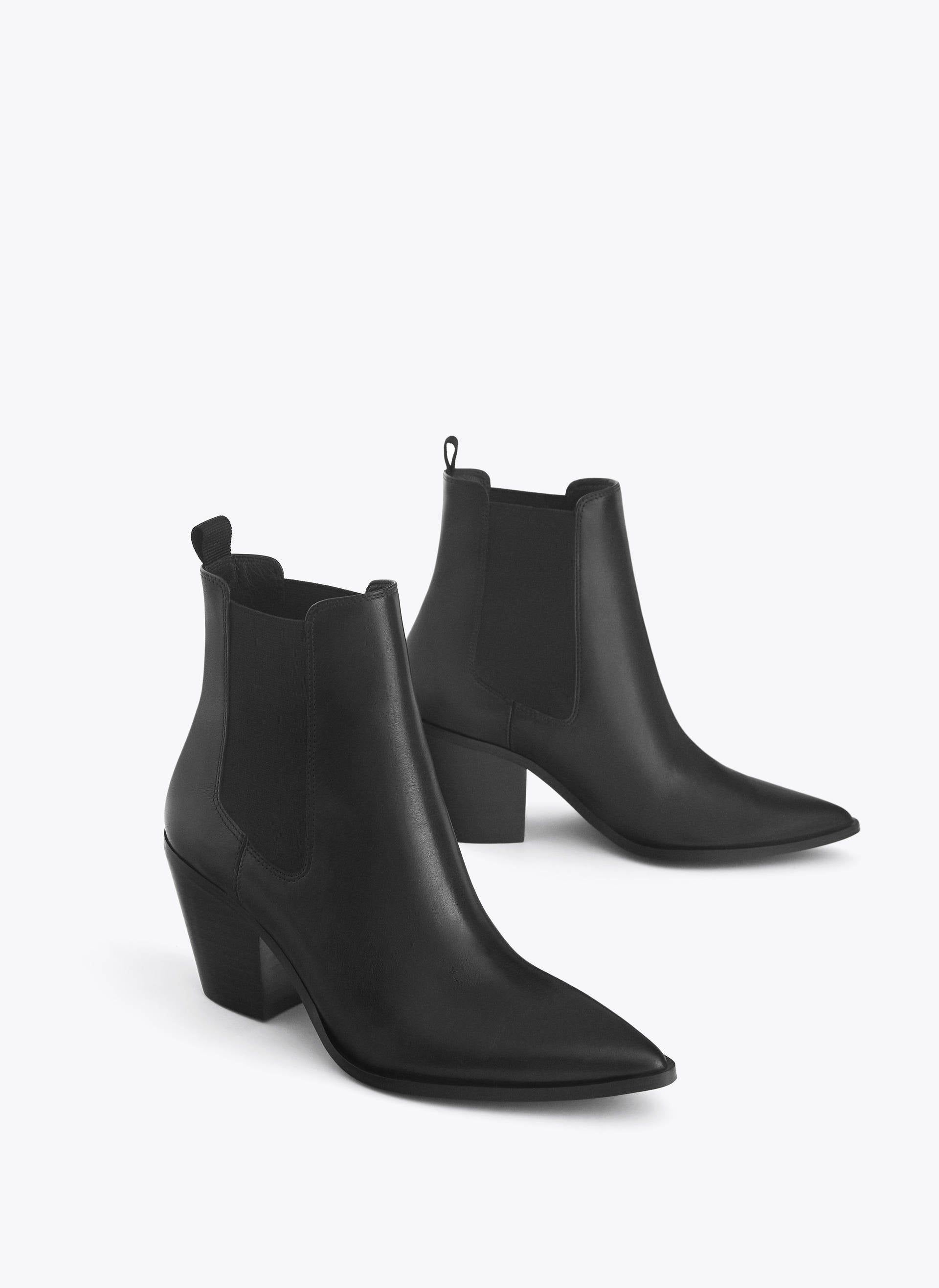 Botines cowboy negros de Uterqüe. (129 euros).