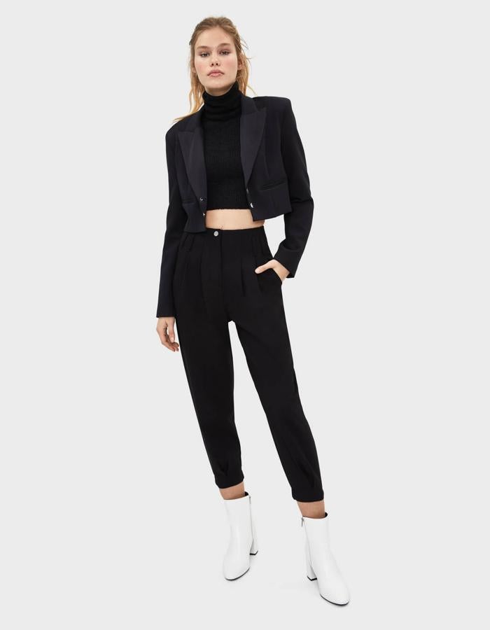Pantalón slouchy negro de Bershka (12,99 euros).