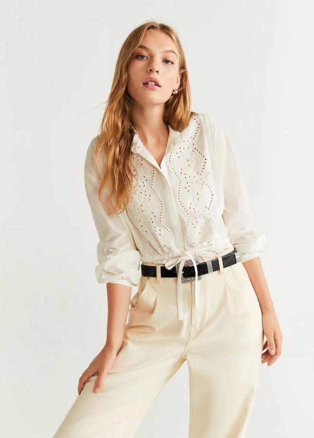 Blusa blanca con detalles calados y fruncido en el bajo rebajada de 39,99 euros a 29,99 euros.