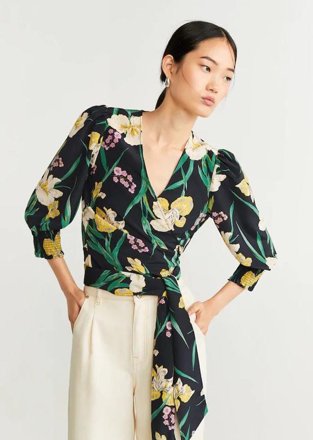 Blusa cruzada de flores con mangas farol y lazada en la cintura rebajada de 29,99 euros a 15,99 euros.