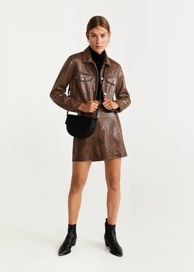 Cazadora biker efecto piel de serpiente rebajada de 39,99 euros a 29,99 euros.