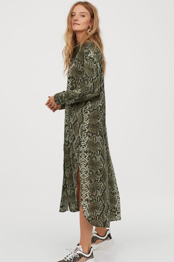 Vestido camisero con estampado de serpiente que puedes lllevar con zapatillas o con botas. 100% versátil. En temporada estaba a 39,99 euros y con el descuento se ha quedado en 12,99.
