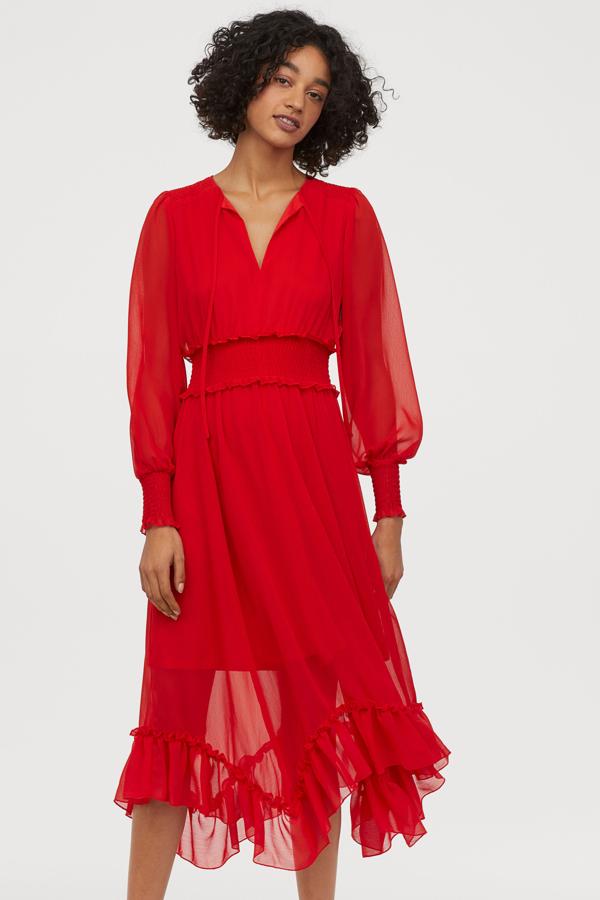 Ya ha pasado la Nochevieja pero los vestidos rojos favorecen siempre. Este de gasa con elásticos en la cintura y en las mangas costaba 39,99 y en rebajas se ha quedado en 15,99 eruos.