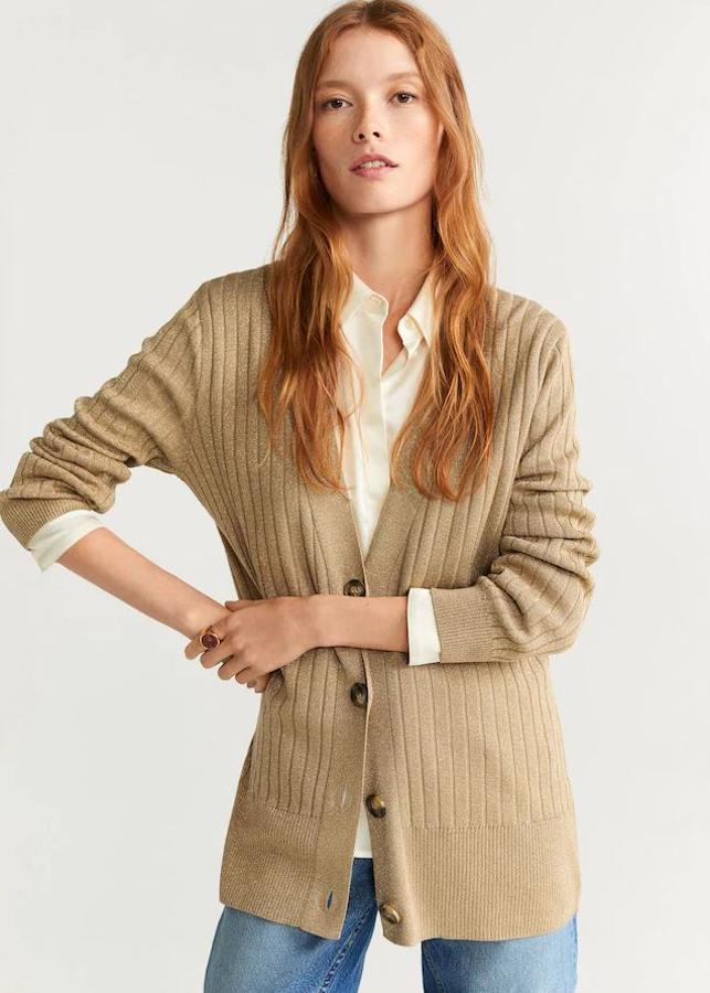 Cárdigan beige largo de hilo metalizado rebajado de 29,99 euros a 17,99 euros.