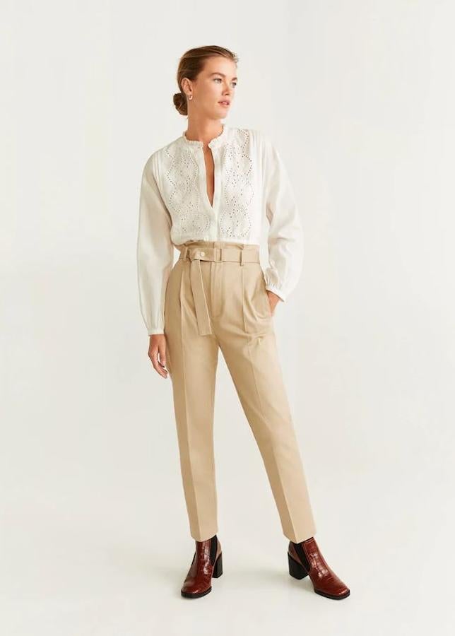 Pantalón recto beige con cinturón a juego de Mango (25,99 euros).