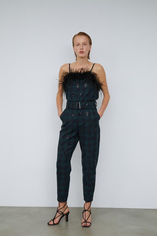 Pantalón de talle alto de cuadros verde y negro con apliques de lentejuelas y cinturón de Sfera (29,99 euros).