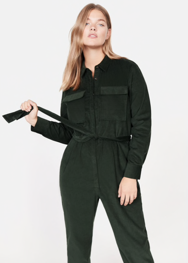 Mono de invierno en tejido de micropana de algodón con cuello clásico, manga larga con puños abotonados y dos bolsillos de solapa en el pecho. Lleva un lazo a la cintura y cierra con botones en la parte delantera. Costaba 69,99 euros y ahora cuesta 39,99.