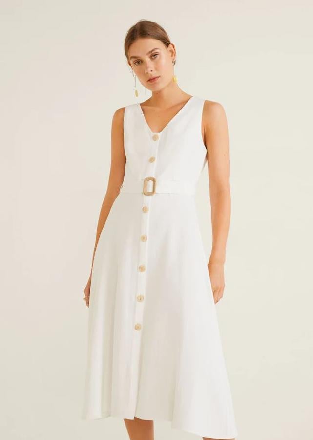Vestido midi blanco de tirantes con botones y cinturón rebajado de 39,99 euros a 19,99 euros.