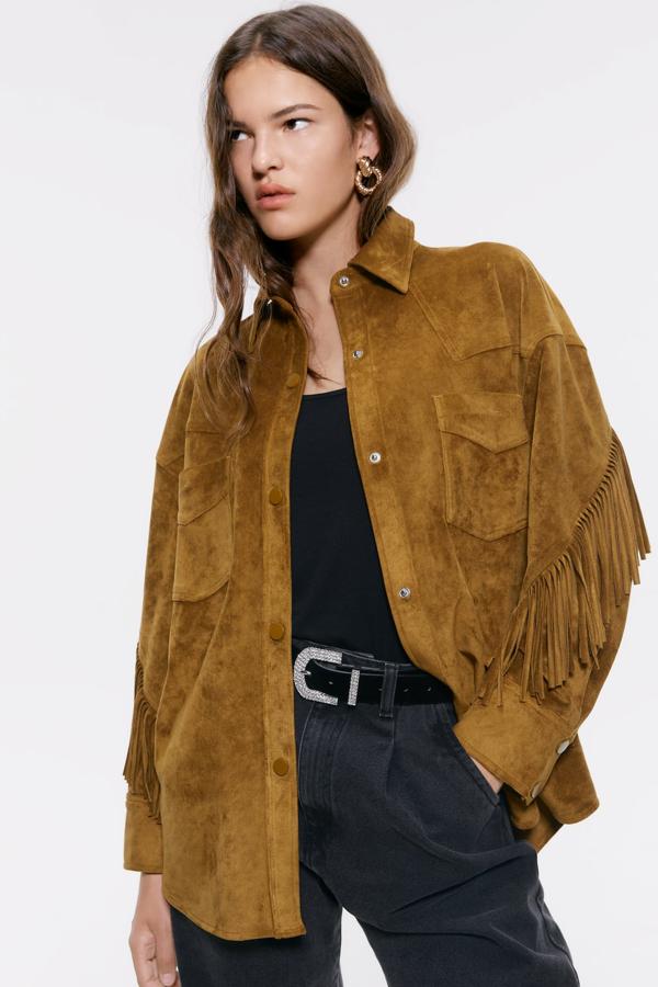 Sobrecamisa de ante con flecos (39,95 euros).