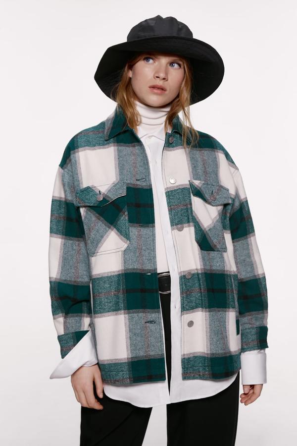 Sobrecamisa de cuadros verde y blanca (35,99 euros).