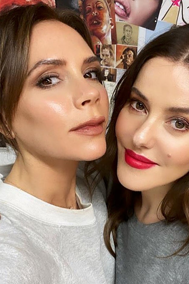 Victoria Beckham junto a la maquilladora británica Lisa Eldridge.