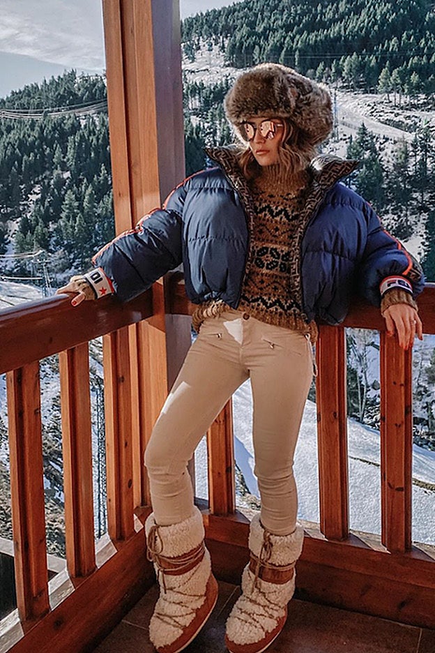 Fantástico look combinando distintos tonos de marrón y azul de Alexandra Pereira.