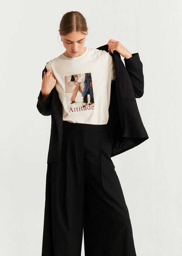 Otra compañera perfecta para nuestras americanas y cárdigans es esta camiseta de Mango con mensaje e imagen de street style. Cuesta 9,99 euros y está disponible en las tallas S, M y L.