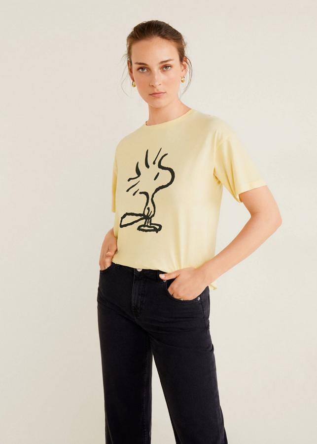 En la colección Mum&Me de Mango, que combina camisetas de madres y niñas, encontramos esta simpática camiseta en amarillo pastel con Peanuts como protagonista. Cuesta 9,99 euros y está disponible en las tallas S, M y L.