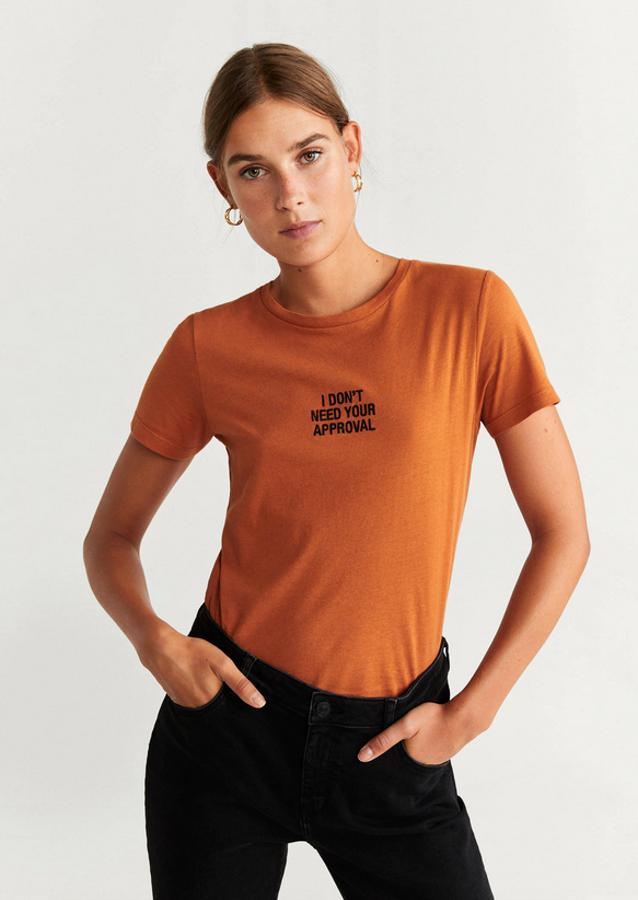 Por 5,99 euros en Mango podemos encontrar esta camiseta en color teja con mensaje central a contraste en color negro bordado. Está disponible desde la talla XS hasta la L.