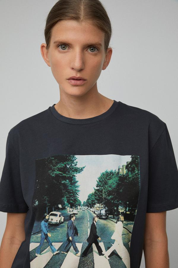 Las beatlemaníacas están de enhorabuena porque Sfera ha dedicado al grupo británico dos camisetas que ahora podemos comprar en rebajas. En blanco y negro, con la portada más mítica de la discografía del grupo y un dibujo en homenaje como motivos, tienen un precio de 9,99 euros y están disponibles en casi todas las tallas.